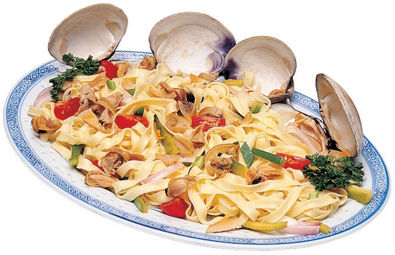 Clams With Pasta And Veggies On White And Blue Plate Food Picture